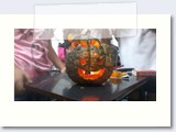 Con los alumnos preparamos la calabaza luminosa y terrorífica...