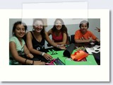 En las clases confeccionamos la decoración que utilizamos en la fiesta